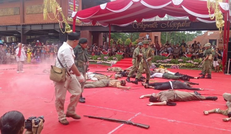 Peserta Kirab Budaya Mojo Bangkit saat atraksi di depan panggung dan sempat diguyur hujan deras /ist
