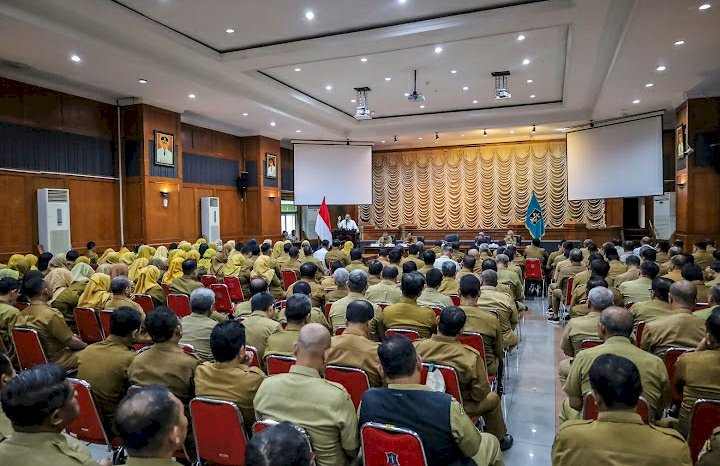 Wali Kota Eri memberi pengarahan Camat hingga Kepala PD Pemkot Surabaya/RMOLJatim