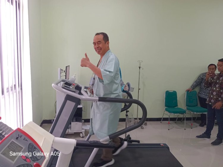 Bupati Madiun terpilih Hari Wuryanto saat treadmill tes kesehatan jantung di RSUD Dolopo/RMOLJatim